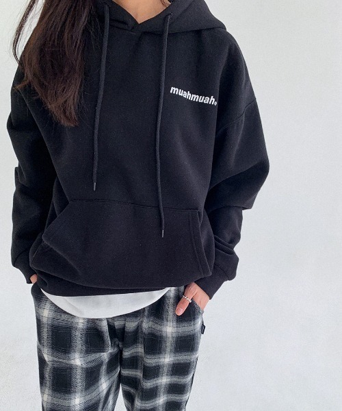 muahmuah(ムーアムーア)の「A'GEA'GEM/9 × .kom『muah muah/ムーアムーア』POINT LOGO OVERFIT HOODIE/ポイントロゴ オーバーフィット プルオーバーパーカー(パーカー・レディース・ブラック/グレー/アイボリー/インディゴブルー・FREE)」の13枚目の写真