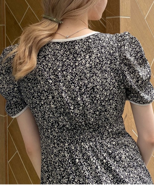 archives(アルシーヴ)の「花柄パイピングスリットワンピース(ワンピース・レディース・ブラック/ブルー/アイボリー・MEDIUM)」の7枚目の写真