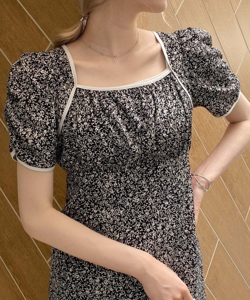 archives(アルシーヴ)の「花柄パイピングスリットワンピース(ワンピース・レディース・ブラック/ブルー/アイボリー・MEDIUM)」の5枚目の写真