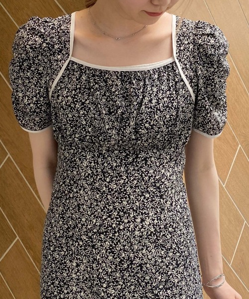 archives(アルシーヴ)の「花柄パイピングスリットワンピース(ワンピース・レディース・ブラック/ブルー/アイボリー・MEDIUM)」の6枚目の写真