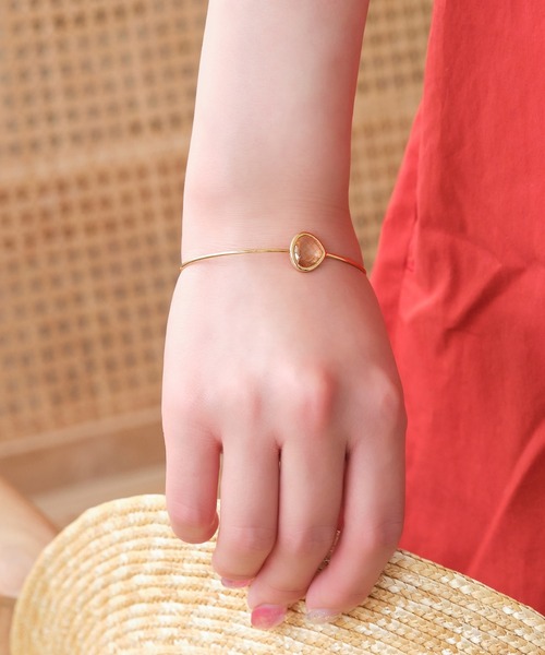 Phoebe(フィービィー)の「ワンポイントストーンバングル(バングル/リストバンド・レディース・ピンク/グリーン・FREE)」の1枚目の写真