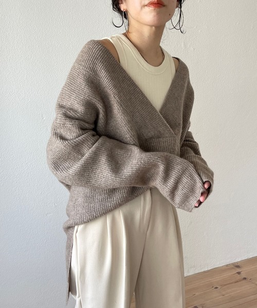 wee9s（ウィークス）の「over size v neck loose knit / お尻すっぽりオーバーサイズ深Ｖネックルーズニット（ニット/セーター・レディース・オートミール/ベージュ/ブラック/グレー・FREE）」の3枚目の写真