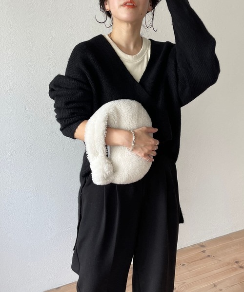 wee9s（ウィークス）の「over size v neck loose knit / お尻すっぽりオーバーサイズ深Ｖネックルーズニット（ニット/セーター・レディース・オートミール/ベージュ/ブラック/グレー・FREE）」の2枚目の写真