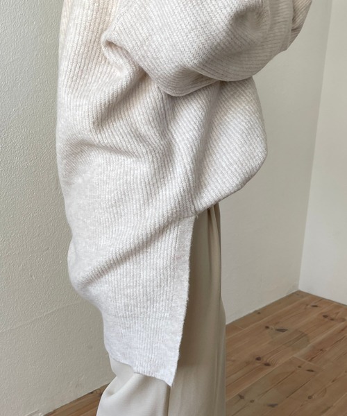 wee9s（ウィークス）の「over size v neck loose knit / お尻すっぽりオーバーサイズ深Ｖネックルーズニット（ニット/セーター・レディース・オートミール/ベージュ/ブラック/グレー・FREE）」の11枚目の写真