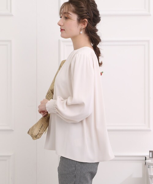 couture brooch(クチュールブローチ)の「◆前後2WAYギャザーデザインブラウス(シャツ/ブラウス・レディース・アイボリー/ライトグレー/ネイビー・38/40/42)」の4枚目の写真