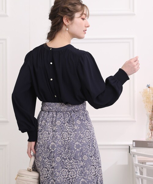 couture brooch(クチュールブローチ)の「◆前後2WAYギャザーデザインブラウス(シャツ/ブラウス・レディース・アイボリー/ライトグレー/ネイビー・38/40/42)」の13枚目の写真