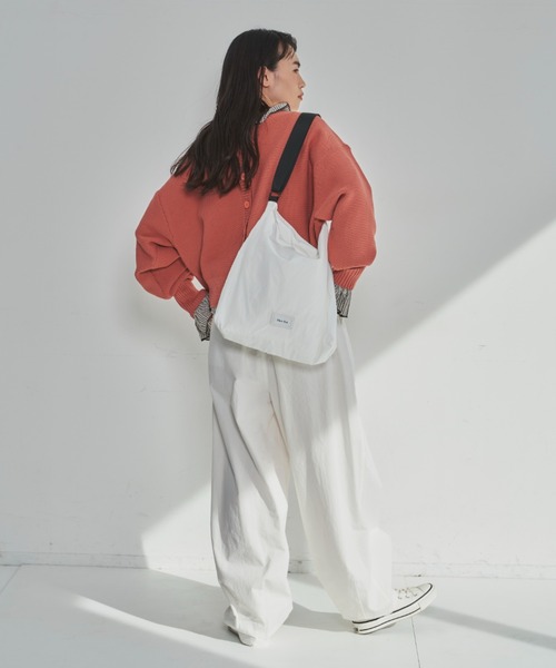 Libra Cue（リブラ キュー）の「ライトウエイトワンハンドルショルダーバッグ（ショルダーバッグ・レディース・ブラック/ホワイト・FREE）」の4枚目の写真