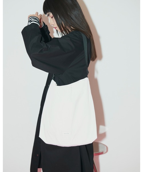 Libra Cue（リブラ キュー）の「ライトウエイトワンハンドルショルダーバッグ（ショルダーバッグ・レディース・ブラック/ホワイト・FREE）」の13枚目の写真