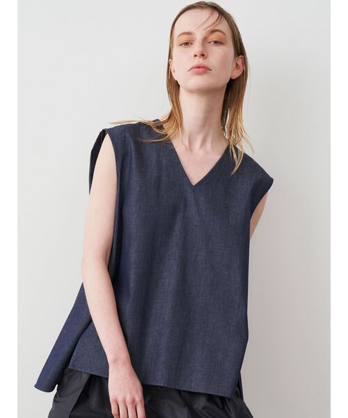 ELENDEEK(エレンディーク)の「Vネックフレアブラウス(シャツ/ブラウス・レディース・ベージュ/ブラック/インディゴブルー・FREE)」の3枚目の写真