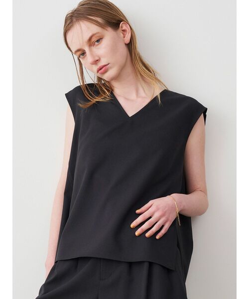 ELENDEEK(エレンディーク)の「Vネックフレアブラウス(シャツ/ブラウス・レディース・ベージュ/ブラック/インディゴブルー・FREE)」の1枚目の写真