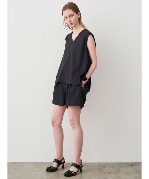 ELENDEEK(エレンディーク)の「Vネックフレアブラウス(シャツ/ブラウス・レディース・ベージュ/ブラック/インディゴブルー・FREE)」の8枚目の写真