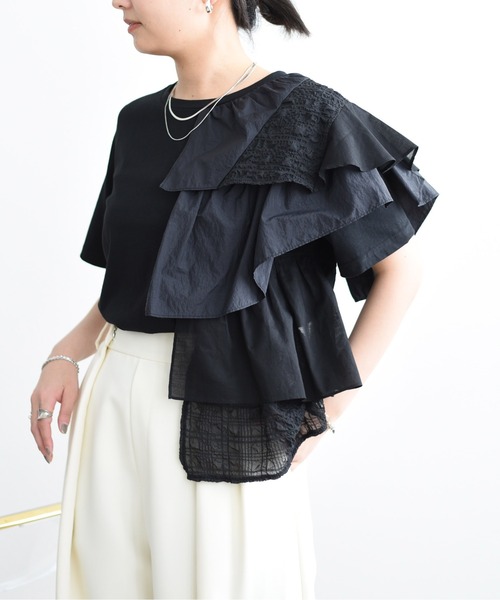 Eimee Law(エイミーロウ)の「アシメフリルTシャツ(Tシャツ/カットソー・レディース・ブラック/オフホワイト/ブラック×カーキ・38)」の1枚目の写真