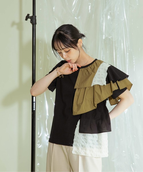 Eimee Law(エイミーロウ)の「アシメフリルTシャツ(Tシャツ/カットソー・レディース・ブラック/オフホワイト/ブラック×カーキ・38)」の4枚目の写真