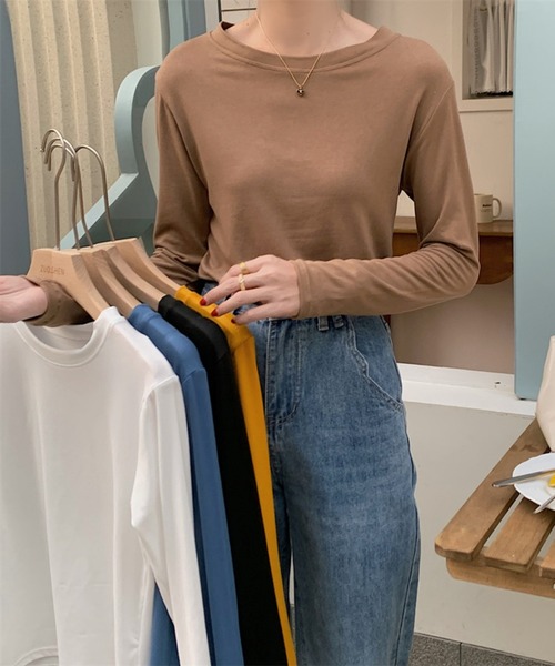 Chaco closet(チャコ クローゼット)の「ベーシックボートネックロングTシャツ(Tシャツ/カットソー・レディース・ブラウン/オレンジ/ブラック/ホワイト/ブルー・FREE)」の1枚目の写真