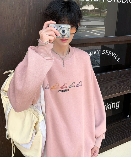 CONVERSE(コンバース)の「【neos -addictive design-】CONVERSE コンバース ルーズシルエット シューズロゴ 刺繍 裏起毛 クルーネック スウェット プルオーバー(スウェット・メンズ・ピンクベージュ/ブラック/グリーン/グレー・MEDIUM/LARGE/X-LARGE)」の4枚目の写真