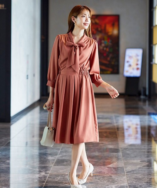 新品　ボウタイワンピース・ティアード フレア　ネイビー　THE CLASSE Tiaclasse（ティアクラッセ）の「【洗える】リボンボウタイワンピース
