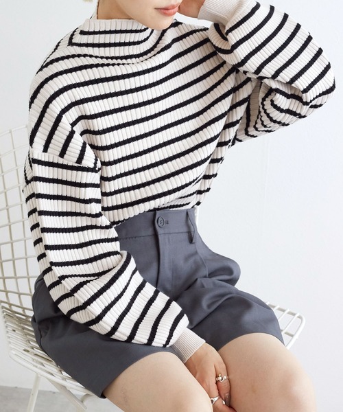 w closet（ダブルクローゼット）の「ボリュームスリーブタートルボトルネックプルオーバー（ニット/セーター・レディース・ホワイト×ブラック/モカ/ラベンダー/オフホワイト/ブルー/ホワイト×ピンク/ブラック・FREE）」の2枚目の写真