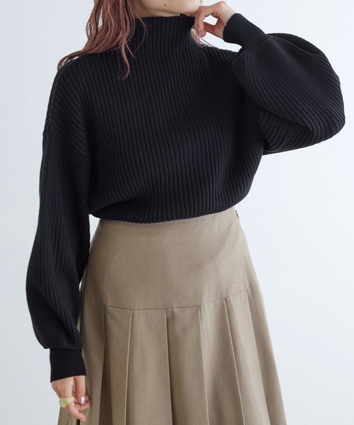 w closet（ダブルクローゼット）の「ボリュームスリーブタートルボトルネックプルオーバー（ニット/セーター・レディース・ホワイト×ブラック/モカ/ラベンダー/オフホワイト/ブルー/ホワイト×ピンク/ブラック・FREE）」の4枚目の写真