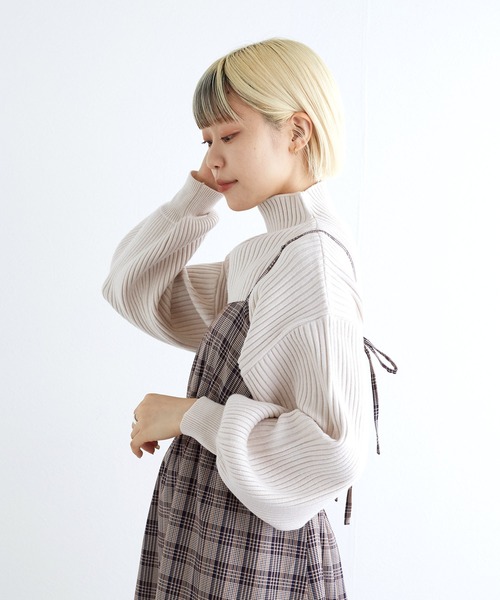 w closet（ダブルクローゼット）の「ボリュームスリーブタートルボトルネックプルオーバー（ニット/セーター・レディース・ホワイト×ブラック/モカ/ラベンダー/オフホワイト/ブルー/ホワイト×ピンク/ブラック・FREE）」の9枚目の写真