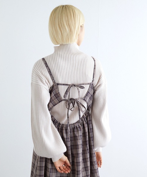 w closet（ダブルクローゼット）の「ボリュームスリーブタートルボトルネックプルオーバー（ニット/セーター・レディース・ホワイト×ブラック/モカ/ラベンダー/オフホワイト/ブルー/ホワイト×ピンク/ブラック・FREE）」の10枚目の写真