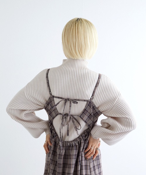 w closet（ダブルクローゼット）の「ボリュームスリーブタートルボトルネックプルオーバー（ニット/セーター・レディース・ホワイト×ブラック/モカ/ラベンダー/オフホワイト/ブルー/ホワイト×ピンク/ブラック・FREE）」の14枚目の写真