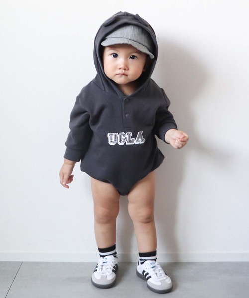 UCLA（ユーシーエルエー）の「【KIDS】【UCLA/ユーシーエルエー】TYPY別注BABYプリントスウェットロンパース（ロンパース・キッズ・アイボリー/チャコールグレー・80）」の16枚目の写真