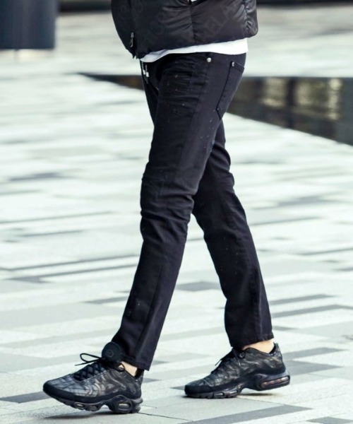 1piu1uguale3 RELAX（ウノピュウノウグァーレトレリラックス）の「1PIU1UGUALE3 RELAX/ウノピゥウノウグァーレトレ リラックス/フェイクファスナーボタンフライダメージデニム（デニムパンツ・メンズ・ブラック・L/M/XL/XXL）」の2枚目の写真