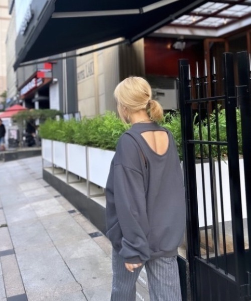 ipugo(イプゴ)の「ipugo/イプゴ バック重ね着風デザイン裏起毛スウェット(スウェット・レディース・パープル/チャコール・FREE)」の2枚目の写真