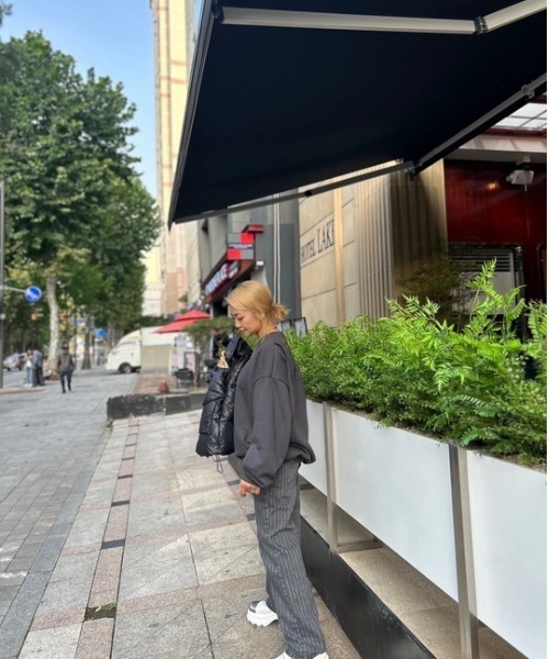 ipugo(イプゴ)の「ipugo/イプゴ バック重ね着風デザイン裏起毛スウェット(スウェット・レディース・パープル/チャコール・FREE)」の10枚目の写真