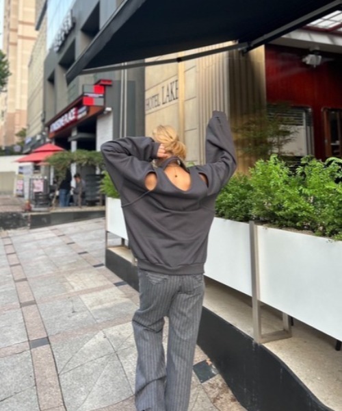 ipugo(イプゴ)の「ipugo/イプゴ バック重ね着風デザイン裏起毛スウェット(スウェット・レディース・パープル/チャコール・FREE)」の14枚目の写真