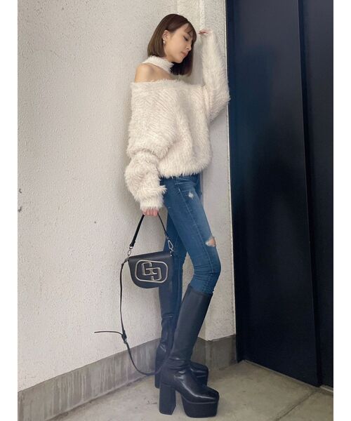 GYDA(ジェイダ)の「オフショルシャギーチョーカーニットトップス(ニット/セーター・レディース・チャコールグレー/アイボリー・FREE)」の15枚目の写真