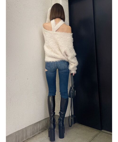 GYDA(ジェイダ)の「オフショルシャギーチョーカーニットトップス(ニット/セーター・レディース・チャコールグレー/アイボリー・FREE)」の7枚目の写真