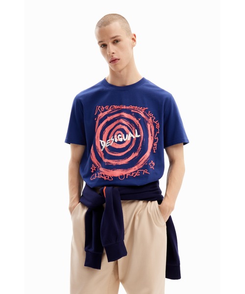 Desigual(デシグアル)の「スパイラル&メッセージ Tシャツ(Tシャツ/カットソー・メンズ・ブルー系1/ブルー系2・M/L/S/XL/XXL)」の4枚目の写真