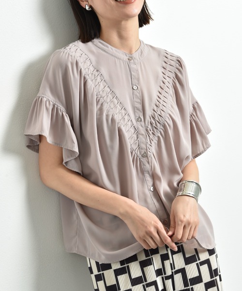 INTERPLANET（インタープラネット）の「Ｖ切替タックデシンブラウス（シャツ/ブラウス・レディース・ブラック/オフホワイト/グレイッシュベージュ・FREE）」の3枚目の写真