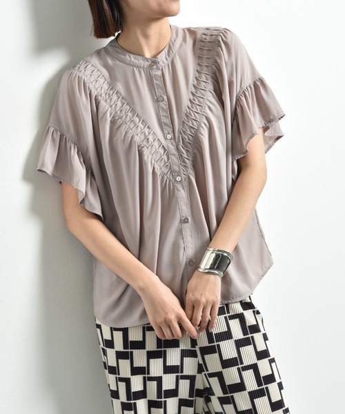 INTERPLANET（インタープラネット）の「Ｖ切替タックデシンブラウス（シャツ/ブラウス・レディース・ブラック/オフホワイト/グレイッシュベージュ・FREE）」の5枚目の写真