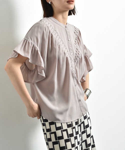 INTERPLANET（インタープラネット）の「Ｖ切替タックデシンブラウス（シャツ/ブラウス・レディース・ブラック/オフホワイト/グレイッシュベージュ・FREE）」の6枚目の写真