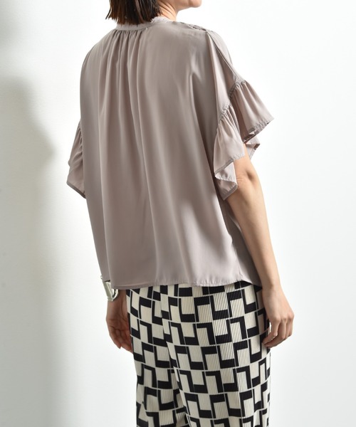 INTERPLANET（インタープラネット）の「Ｖ切替タックデシンブラウス（シャツ/ブラウス・レディース・ブラック/オフホワイト/グレイッシュベージュ・FREE）」の7枚目の写真