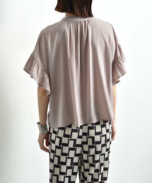 INTERPLANET（インタープラネット）の「Ｖ切替タックデシンブラウス（シャツ/ブラウス・レディース・ブラック/オフホワイト/グレイッシュベージュ・FREE）」の8枚目の写真