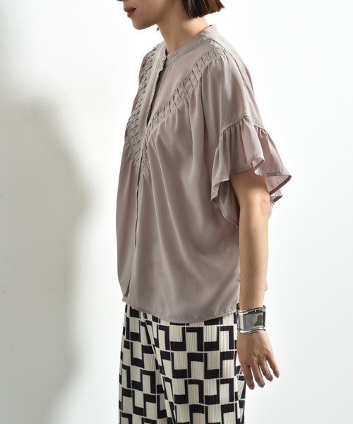 INTERPLANET（インタープラネット）の「Ｖ切替タックデシンブラウス（シャツ/ブラウス・レディース・ブラック/オフホワイト/グレイッシュベージュ・FREE）」の9枚目の写真