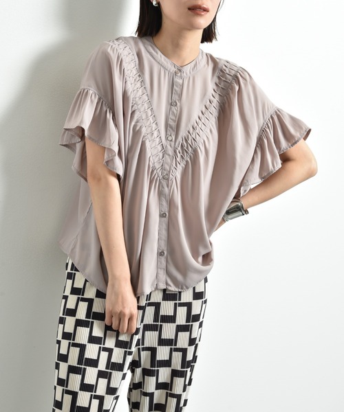 INTERPLANET（インタープラネット）の「Ｖ切替タックデシンブラウス（シャツ/ブラウス・レディース・ブラック/オフホワイト/グレイッシュベージュ・FREE）」の10枚目の写真