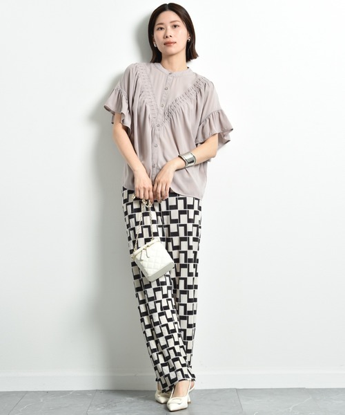 INTERPLANET（インタープラネット）の「Ｖ切替タックデシンブラウス（シャツ/ブラウス・レディース・ブラック/オフホワイト/グレイッシュベージュ・FREE）」の12枚目の写真