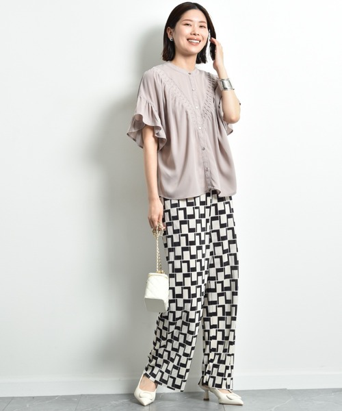 INTERPLANET（インタープラネット）の「Ｖ切替タックデシンブラウス（シャツ/ブラウス・レディース・ブラック/オフホワイト/グレイッシュベージュ・FREE）」の13枚目の写真