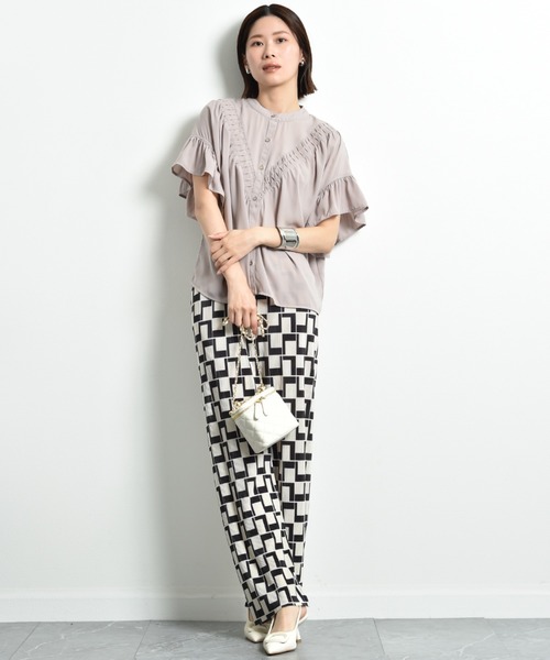 INTERPLANET（インタープラネット）の「Ｖ切替タックデシンブラウス（シャツ/ブラウス・レディース・ブラック/オフホワイト/グレイッシュベージュ・FREE）」の15枚目の写真