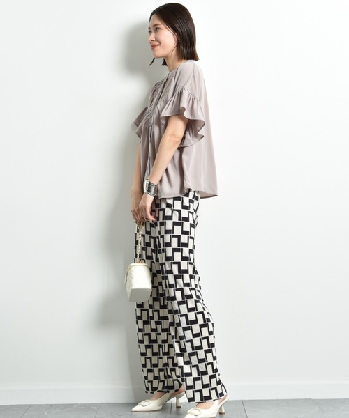 INTERPLANET（インタープラネット）の「Ｖ切替タックデシンブラウス（シャツ/ブラウス・レディース・ブラック/オフホワイト/グレイッシュベージュ・FREE）」の14枚目の写真