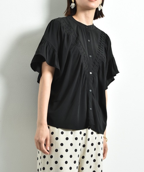 INTERPLANET（インタープラネット）の「Ｖ切替タックデシンブラウス（シャツ/ブラウス・レディース・ブラック/オフホワイト/グレイッシュベージュ・FREE）」の17枚目の写真