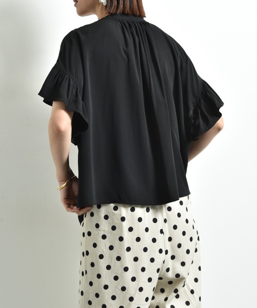 INTERPLANET（インタープラネット）の「Ｖ切替タックデシンブラウス（シャツ/ブラウス・レディース・ブラック/オフホワイト/グレイッシュベージュ・FREE）」の19枚目の写真