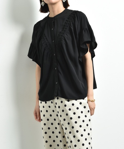 INTERPLANET（インタープラネット）の「Ｖ切替タックデシンブラウス（シャツ/ブラウス・レディース・ブラック/オフホワイト/グレイッシュベージュ・FREE）」の20枚目の写真