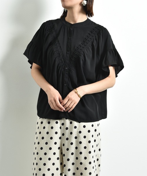 INTERPLANET（インタープラネット）の「Ｖ切替タックデシンブラウス（シャツ/ブラウス・レディース・ブラック/オフホワイト/グレイッシュベージュ・FREE）」の21枚目の写真