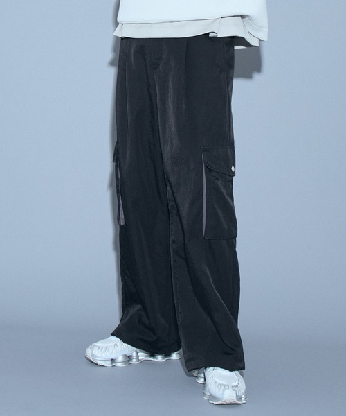 UNITED TOKYO(ユナイテッドトウキョウ)の「ヴァゼロナイロンカーゴパンツ | セットアップ着用可能(カーゴパンツ・メンズ・ブラック/ダークグレー・2/1)」の2枚目の写真