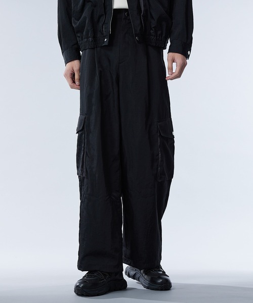 UNITED TOKYO(ユナイテッドトウキョウ)の「ヴァゼロナイロンカーゴパンツ | セットアップ着用可能(カーゴパンツ・メンズ・ブラック/ダークグレー・2/1)」の21枚目の写真